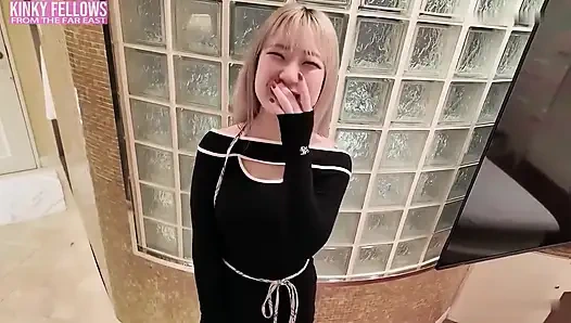 Yakın çekim büyük memeli kucaklama mı? Sıfır mesafe basıncı, ipeksi cilt ve tüm kısıtlamayı sakso çeken derin dekolte