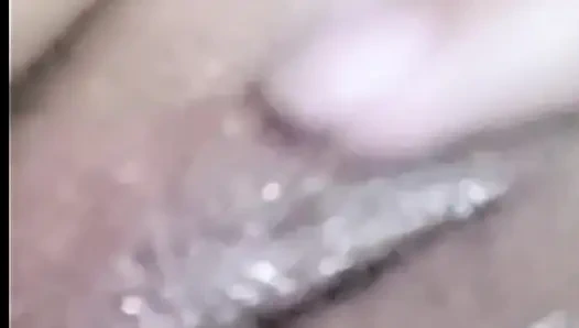 Kolombiyalı mastürbasyon yapıyor ve büyük göğüslerine dokunuyor