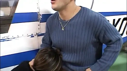 İki sürtük uçak hangarında sert bir şekilde sikiliyor