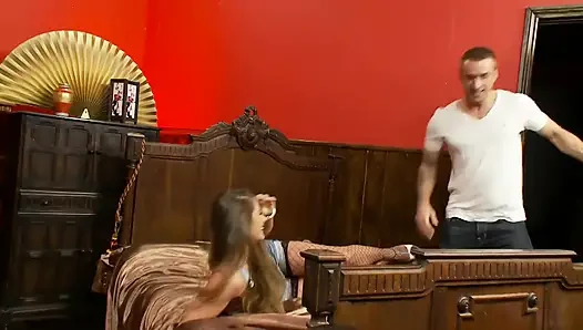 Seksi çoraplı güzel orta yaşlı seksi kadın derinden sikiliyor ve çılgınca sikişiyor