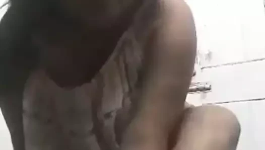 Hintli kadın çıplak gösteri yapar