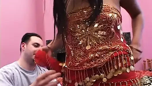 Diş teli takan kaltak üçlü grup sekste iki yarakla sikiliyor
