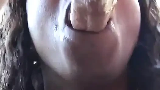 Çikolatalı genç kızın siyah teni beyaz yüzüne boşalıyor