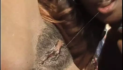 Üç güzel zenci kız yatakta takma yarakla sikişiyor