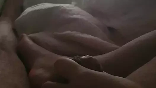 Üvey anne pes etmez ve üvey oğlunun yarağını sıvazlıyor