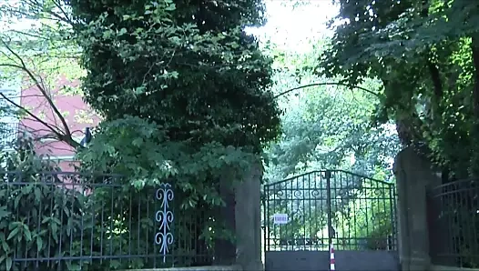 Şişman adam sikikleri iki pis orospular