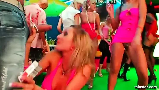 Islak kulüp seks bebekleri kahrolası içinde kamu