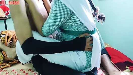 Hintli 18_year_Student_Girl, erkek arkadaşına bekaretini vermek için sınıfını ranzaya koyuyor