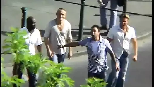 Ateşli kız kanepede domalıyor ve parmakla sert ve hızlı sikiliyor