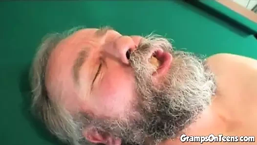 Yaşlı fetiş genç kız tersten sert yarakla sikişiyor