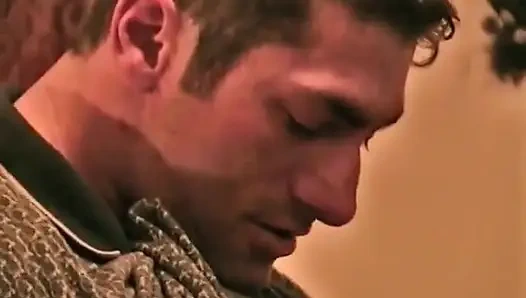 Sarışın kaltak o yarağı emiyor ve anal ve amcığını siktiriyor