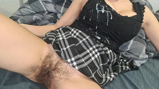 Amatör evli kadın yarağımı emiyor ve sonra taşaklarımı yalıyorum onu kıllı amından sikiyorum