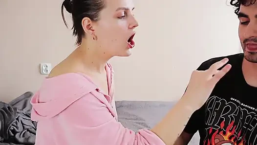 parmaklarını ilk kez ısırıyor