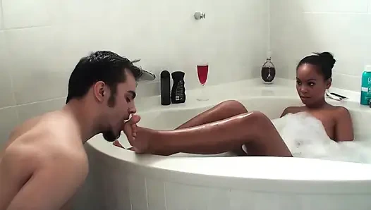Zenci hatun küvette ayaklarını yalatıyor