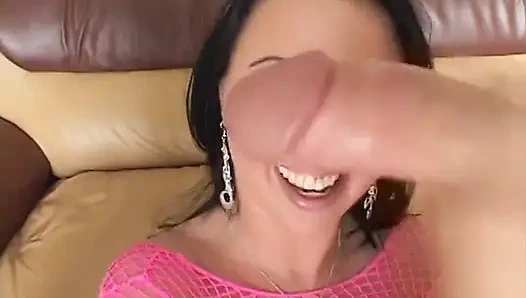 Três caras fodem essa morena linda e dão a ela três grandes cargas faciais