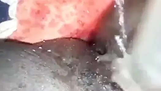 Mastürbasyon yapmak için şişe kullanıyor, fışkırtıyor ve orgazm oluyor