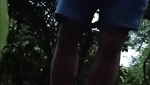 Ayak yolu boyunca soyun ve boşalıyor