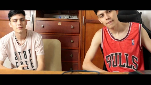 Erkek arkadaşımın ikiz bir üvey kardeşi olduğunu bilmiyordum, menisinin tadına bakması için beni sikmesini sağlıyorum