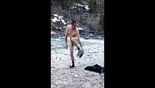 Adım baba nehir tarafından çıplak soyunur