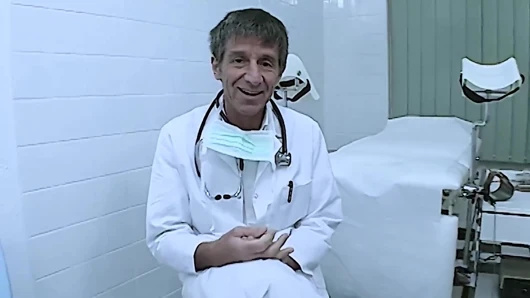 Doktor, seks pratiğinde hastayı sevişiyor