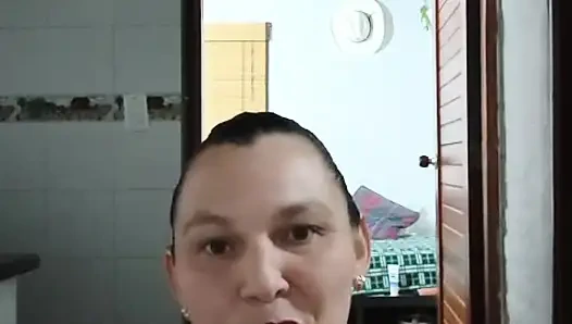 Bekar anne büyük götlü amcığını yapay penisiyle sikiyor