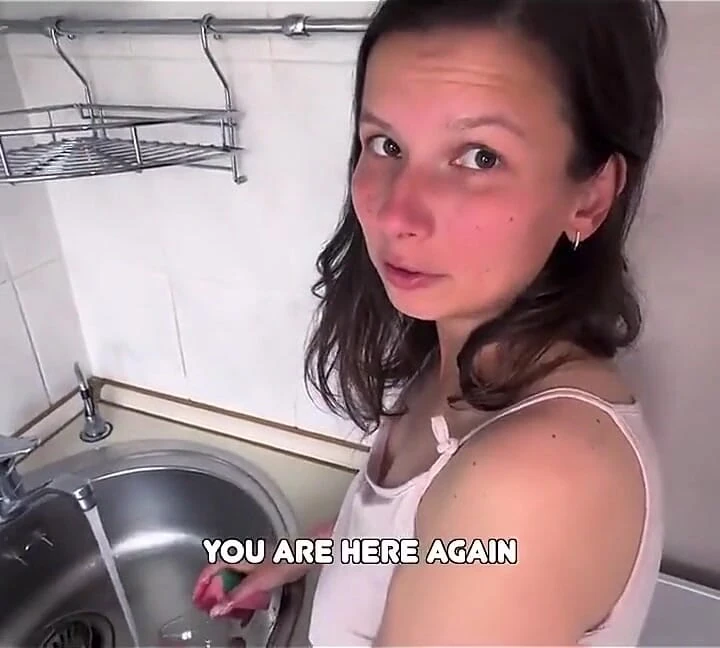 Üvey anne üvey oğluna boyun eğiyor ve onu kullanıyor