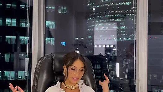 Bayan patron Monika Fox akşam ofiste eğleniyor