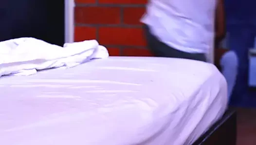 Üvey kız kardeş arkadaşlarıyla partideyken en iyi arkadaşım beni odamda sikiyor.