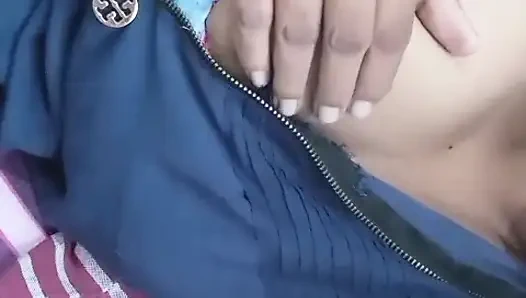 Sri Lanka - chica musterbation en cuarto de baño con lujuria consolador con grandes tetas y coño mojado