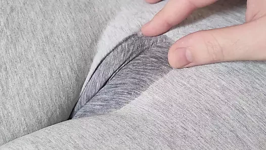 Üvey kız kardeşimin lezzetli ıslak amcığını tükürüyor ve amcığını ovuyor