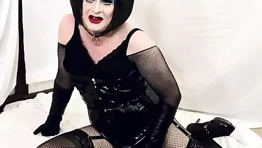 Pvc ve ağır makyajlı kadın kılıklı kadın efendiye boşalması için yalvarıyor