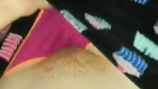 Marissa küçük bir cilt gösteriyor