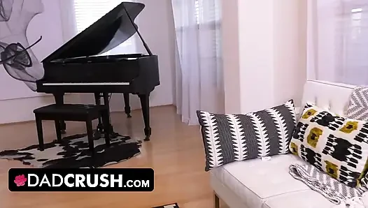 DadCrush - Lütfen, bana dokun üvey baba! Parmaklarını amcığımın derinliklerine sok! Yarağına ihtiyacım var!