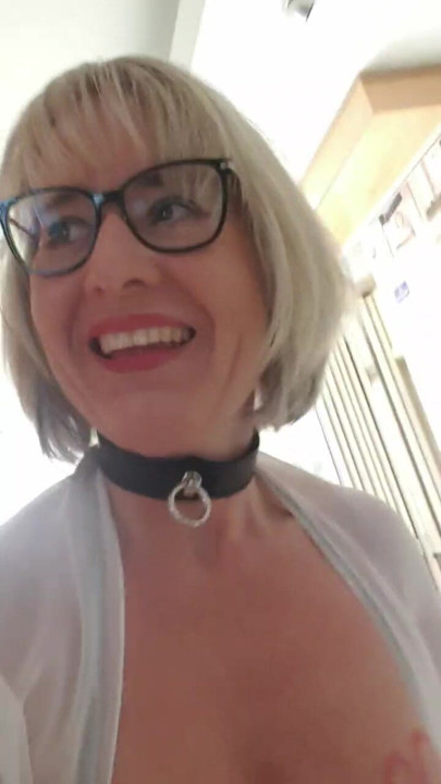 Julie showroom'da çıplak