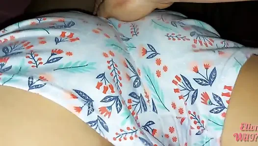 Herkes uzaktayken evde üvey kız kardeşimle oynuyorum