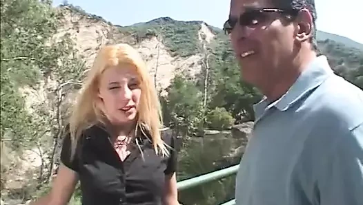 Yuvarlak büyük götlü bu muhteşem sarışın için güzel sert açık havada göt sikişi