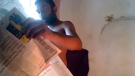 Sri Lankalı hizmetçi morninh çay ve haber kağıdı sunuyor