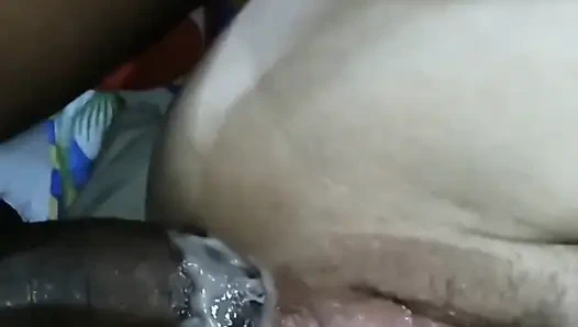 Yerel genç bir kız ve kalın bir yarakla seks