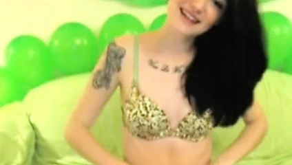 İrlandalı emo hottie, bira ve web kamerası