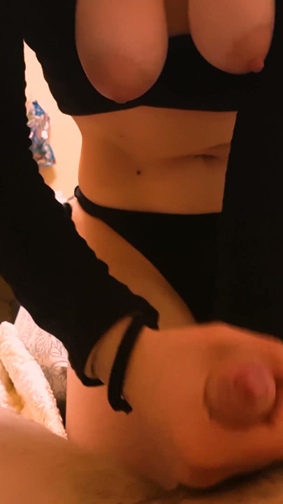 Azgın üvey kızkardeş bana sıcak bir handjob verir ve beni sert cum yapar - sınırsızorgazm | Klip 1