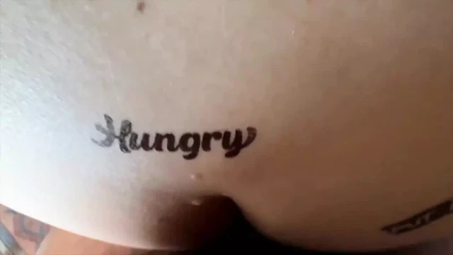 OhTrevor Neil Elliots'ın aç deliğini besliyor.