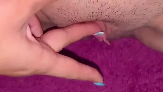 Küçük amcık o kadar ıslak ki yarağa ihtiyacım var