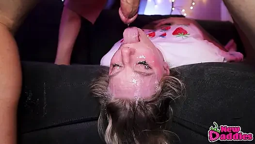 Sarışın fahişe yüzünü baş aşağı siktiriyor
