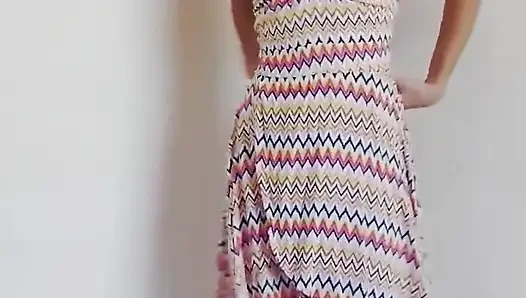 Baştan çıkarıcı striptiz yapıyor, ayakta fışkırtıyor