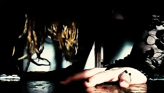 Domuz yatağımın altına saklandı şimdi oyunumu oynama zamanı geldi (ses yok)