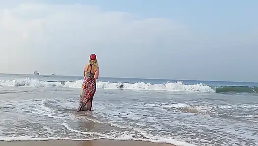 Olgun sarışın eş, naylon giyerek seksin tadını çıkarıyor