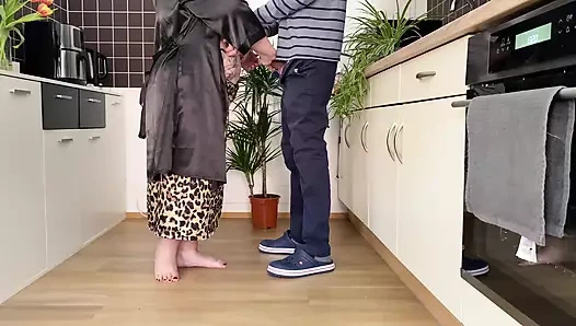 Haftada bir kez şehvetli kayınvalidemin sürmek zorundayım