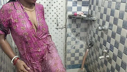 Ateşli yenge banyoda