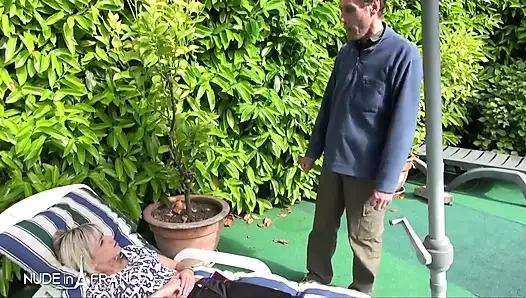 Güzel sarışın sürtük sikilip yüzüne boşalmadan önce jakuzide sakso çekiyor
