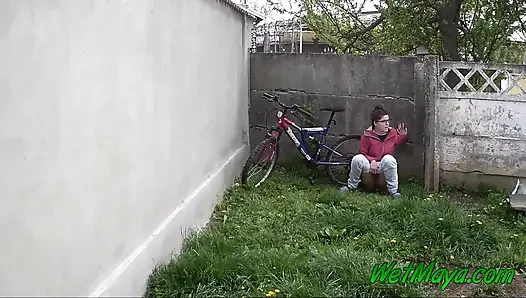 Soğuk bir günde arka bahçede işiyor ve bisikletle ayrılıyor